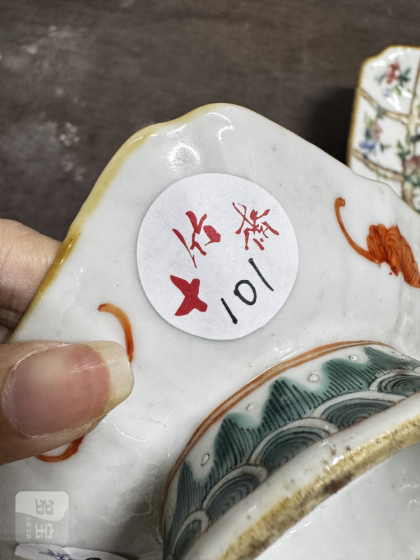 清 粉彩草虫纹高足碟、矾红福寿纹高足碟 - 图2